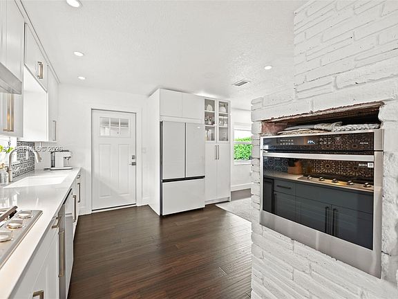 4th image of 9620 Jamaica Dr