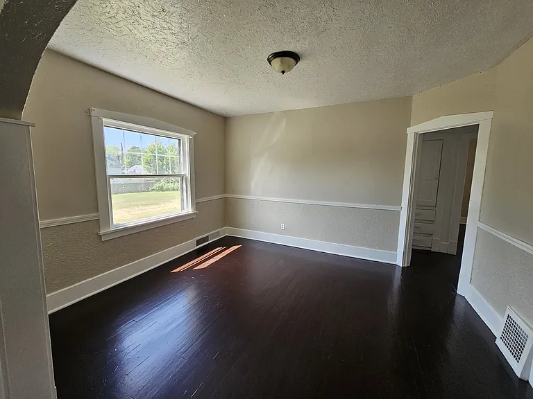 4204 Southern Blvd — Photo 4