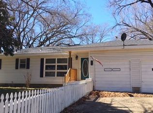 306 Warwick Rd, Coffeyville, KS 67337