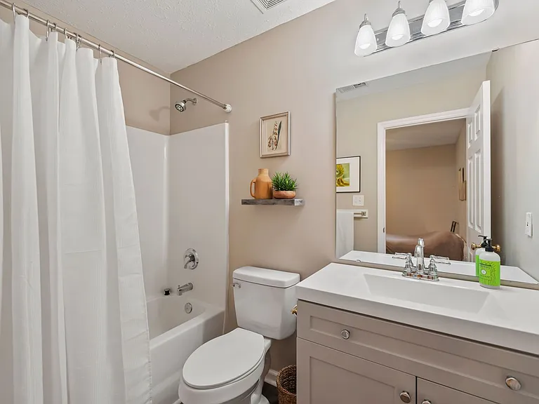 419 Gladstone Dr — Photo 10