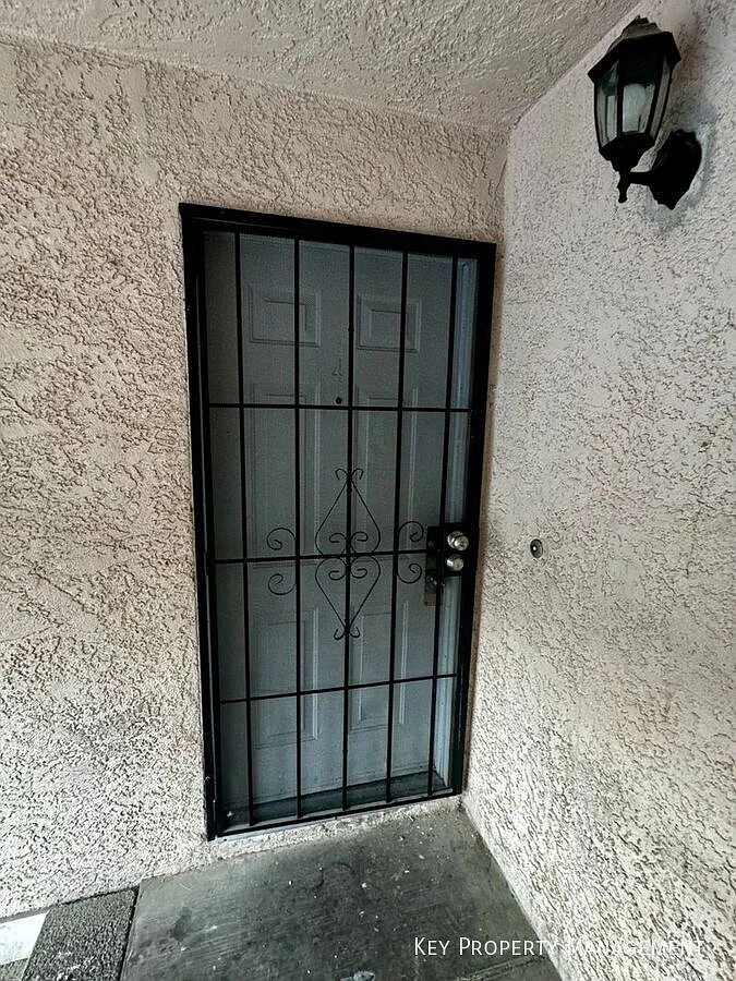 3 Bedroom 2 Bath, Upstairs Unit, No Capret, Stainless Steel Appliances, Near Nellis Afb! — Photo 2