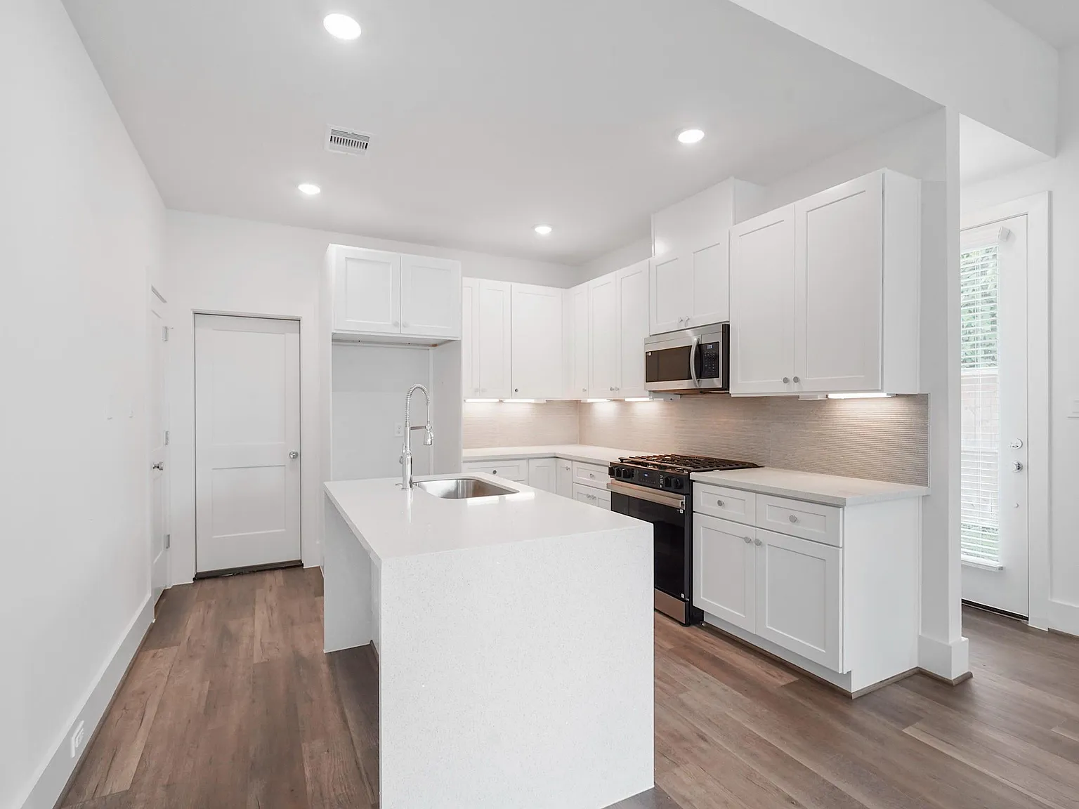 3 bed, 2.5 bath, 1680 sqft, $2,200 — Photo 2