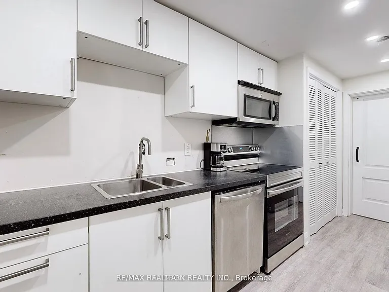 95 Beswick Dr — Photo 3