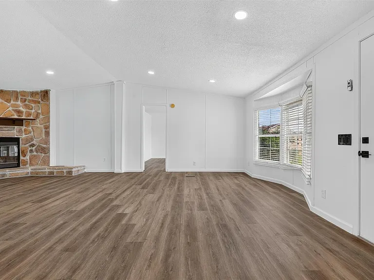 1955 Lauren Ln — Photo 11