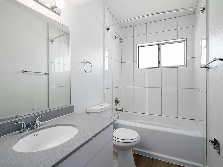 2 bed, 2 bath: hall bath w/tub