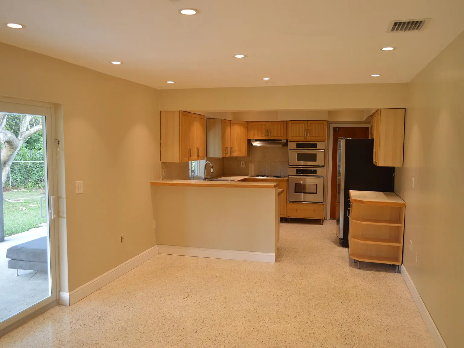 4 bed, 2042 sqft, $4,200 — Photo 3