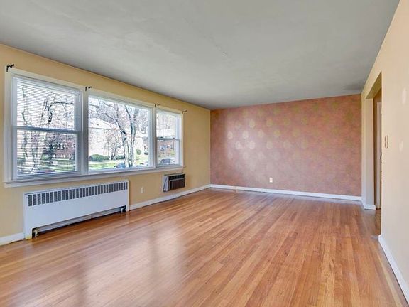 5th image of 24 Hutton Ave APT 18