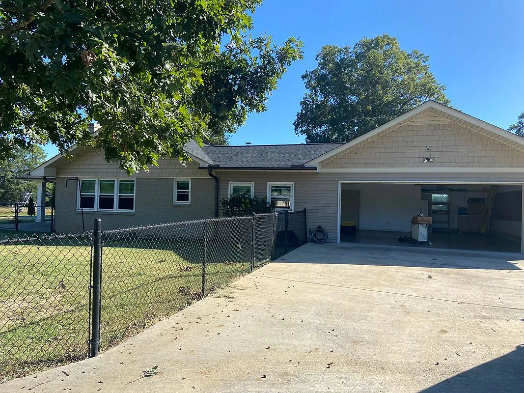 3 bed, 2.5 bath, 1800 sqft, $1,500 — Photo 3