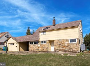 2 Granite Rd, Levittown, PA 19057