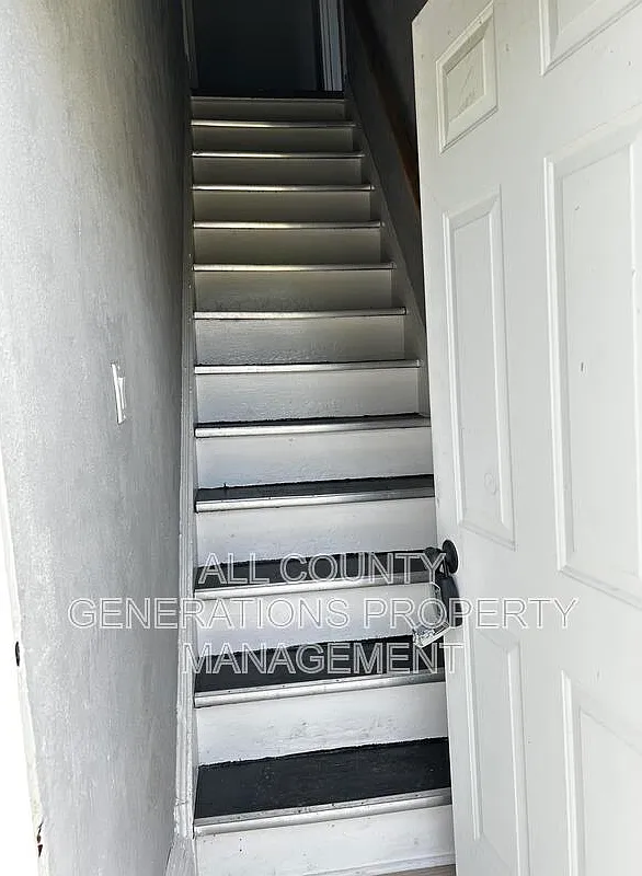 3 bed, 1.0 bath, $1,195 — Photo 2