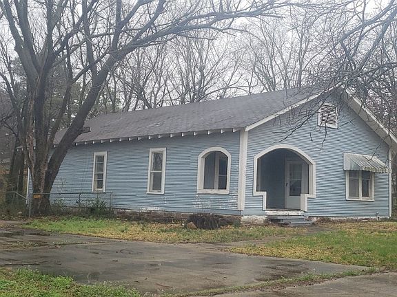 3rd image of 305 E Laurel St