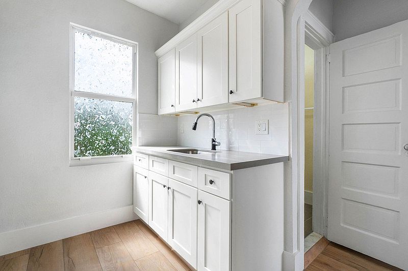 2nd image of 414 33rd St Unit 2