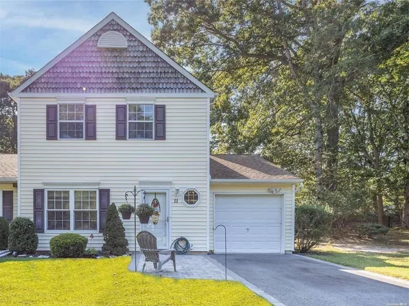 11 Beaver Trail #11, Coram, NY 11727