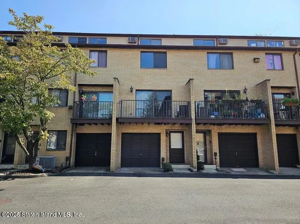 16 Arielle Ln, Staten Island, NY 10314