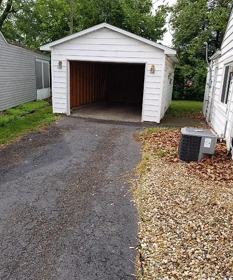 3064 Louise Ln — Photo 2