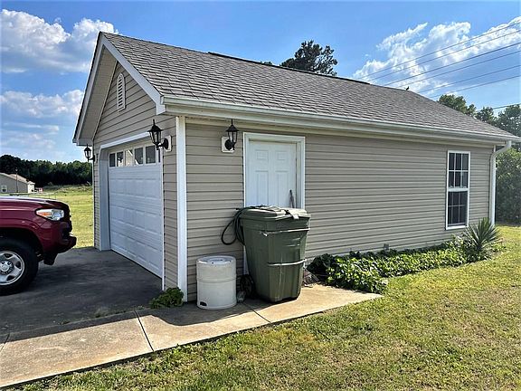 5th image of 112 Essex Dr
