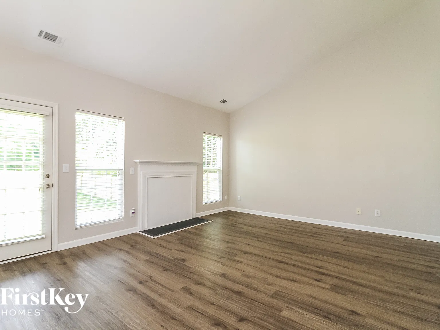 3 bed, 2.0 bath, 1406 sqft, $1,860 — Photo 3