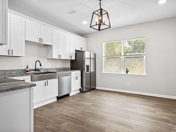 2nd image of 1100 W La Rua St
