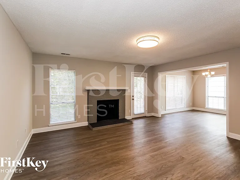 13835 Poppleton Ct — Photo 3