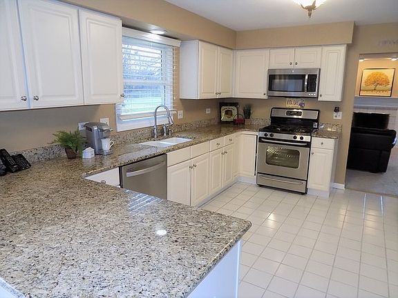 5th image of 2895 Roslyn Ct E