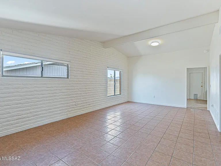 519 S Avenue D — Photo 8