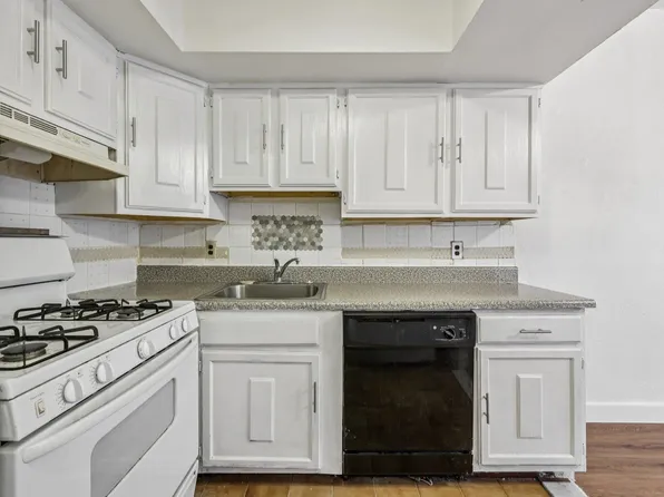 492 Pavonia Avenue image 4 of 25