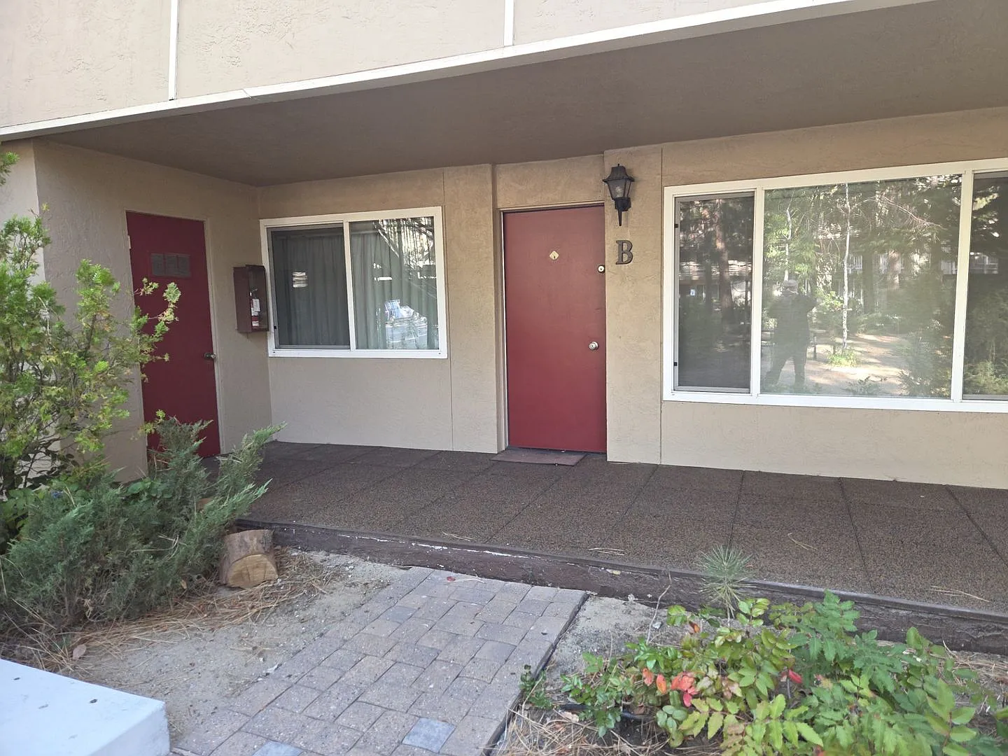 Fully furnished condo with pool — Photo 1