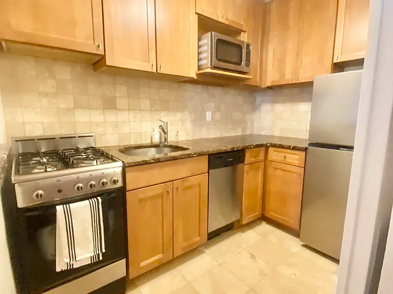 305 E 24th St #16H — Photo 4