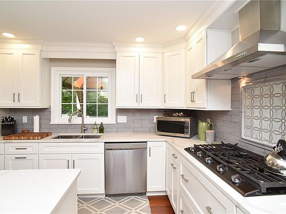 3rd image of 5 Ironwood Dr