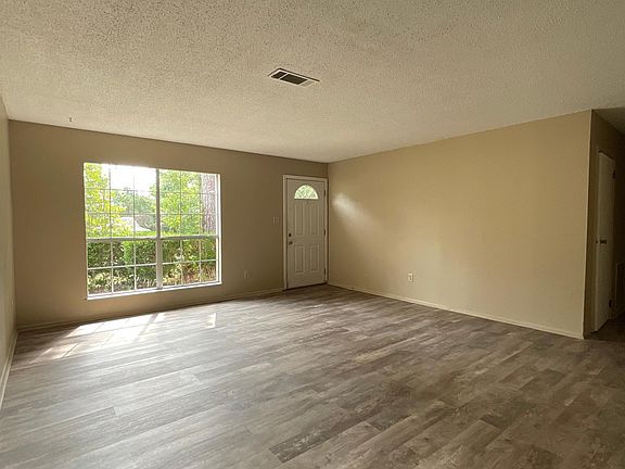 3rd image of 2049 Columbus Cir