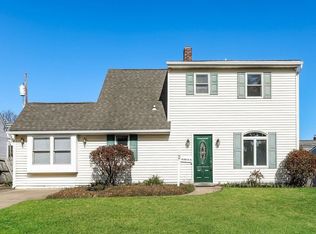 18 Azalea Ln, Levittown, PA 19055