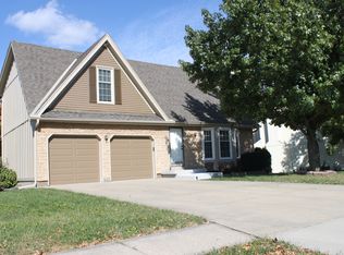 1026 E Pineview St, Olathe, KS 66061