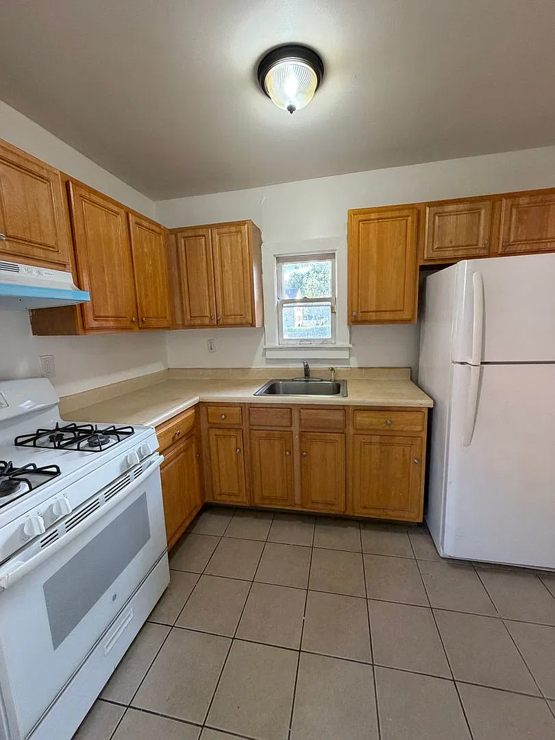 732 W 2nd St — Photo 4