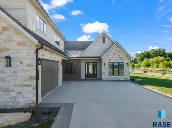 3416 E Bronze Ln, Sioux Falls, SD 57110