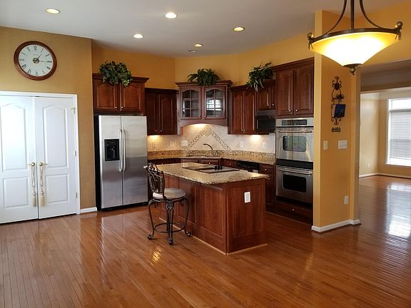 Kitchen with family room, breakfast nook, pantry and an islandits 3 stool.