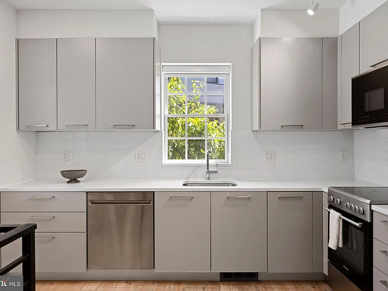 816 Potomac Ave SE #TOWNHOUSE — Photo 8