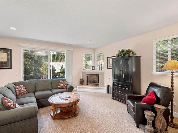 5th image of 40 Lakeside Dr