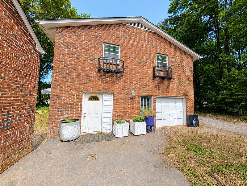 1st image of 4421 Kernersville Rd Unit A