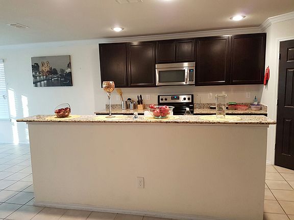 3rd image of 827 Underhill Dr