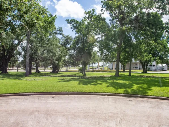 5 W Way Ct, Lake Jackson, TX 77566
