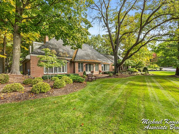 3rd image of 2520 Shadowbrook Dr SE