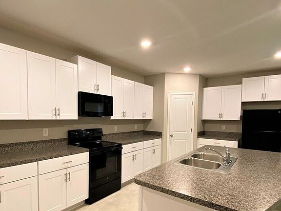 3rd image of 4105 Romano Busciglio St