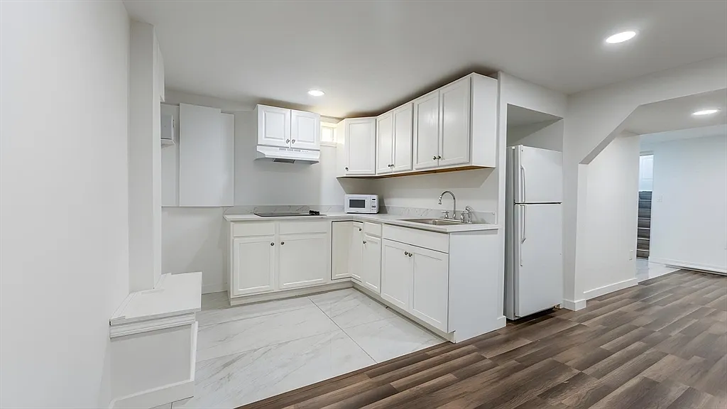 Building Photo - 338 Whiting Ave #B