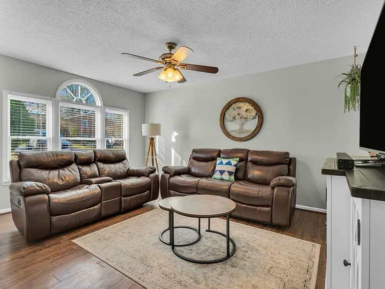 16 Laurel Dr — Photo 2