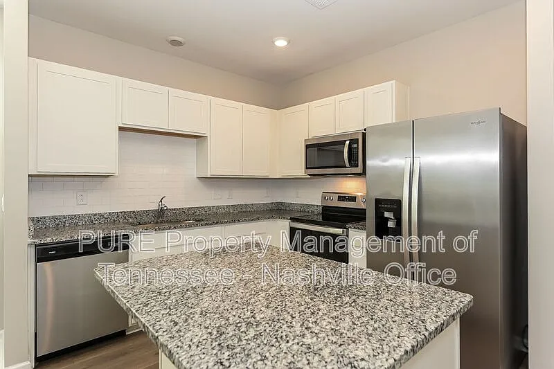 3 bed, 2.5 bath, 1363 sqft, $1,700 — Photo 2