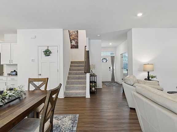3rd image of 528 Waterford Pl