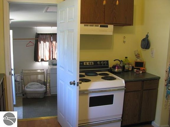 4th image of 515 Sawyer St