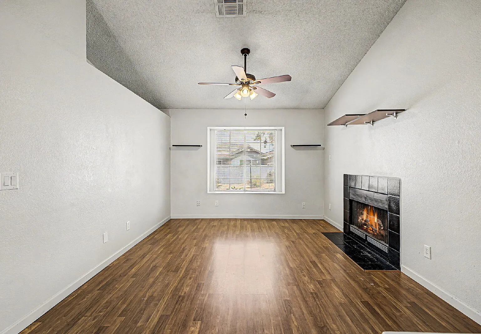 2 bed, 2.0 bath, 958 sqft, $1,895 — Photo 3