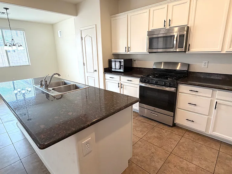 2132 S Martingale Rd — Photo 4