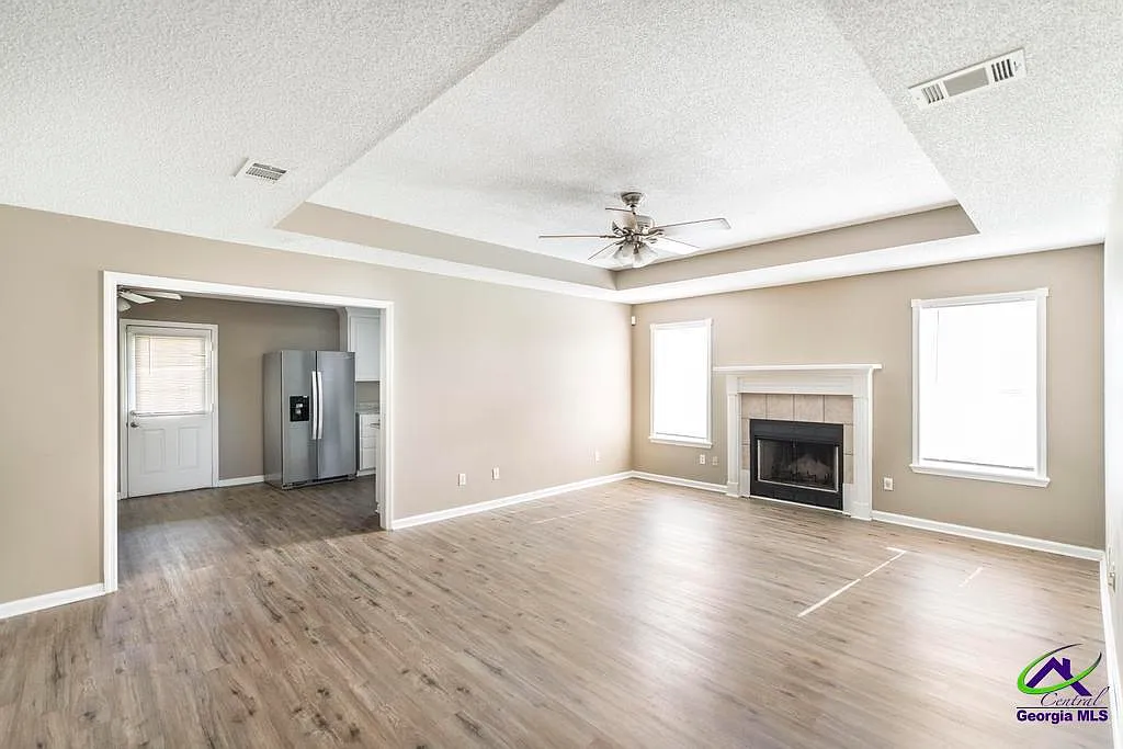3 bed, 2.0 bath, 1299 sqft, $1,725 — Photo 4
